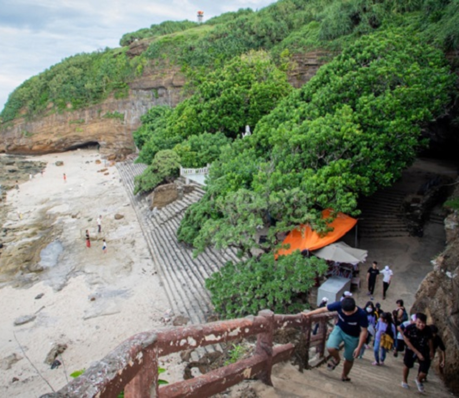 Chùa Hang Lý Sơn