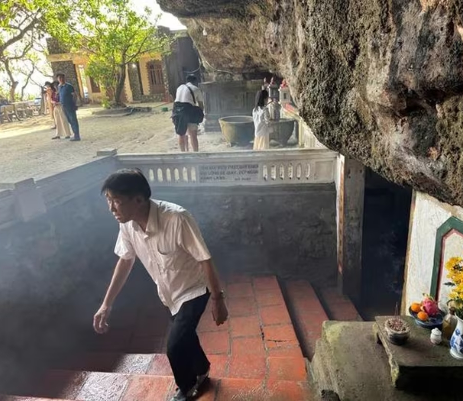 Chùa Hang Lý Sơn