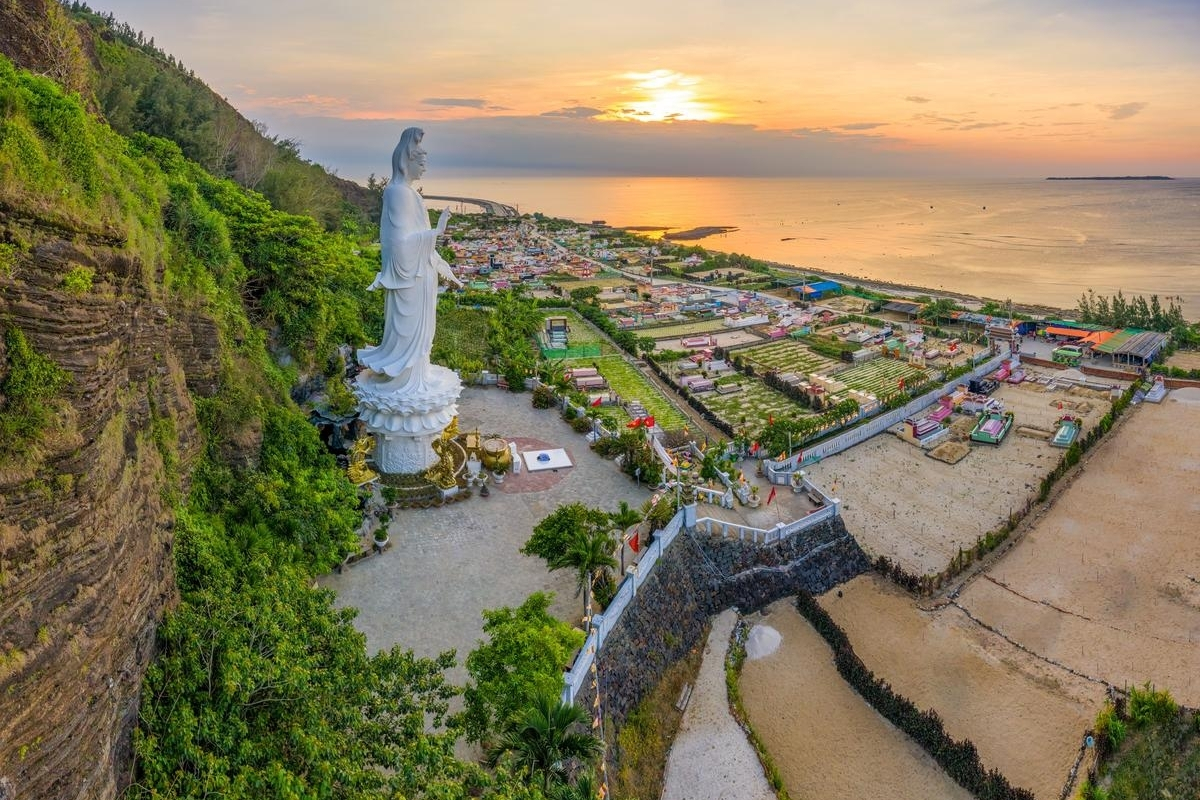 Đảo hình thành từ núi lửa hướng đến trở thành trung tâm du lịch biển đảo