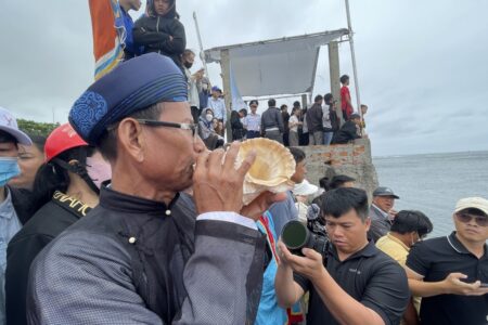 Người thổi ốc u Lý Sơn
